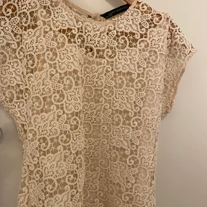 spets tröja - Spets tröja från zara, med ett inbyggt linne. Knapparna på baksidan har färgat av sig på tröjan men inget man lägger märka till till💞