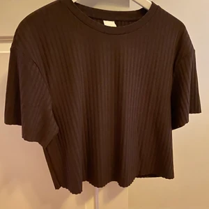 Brun tröja från HM - Jättefin tröja från HM, tyvärr lite stor för mig. Endast använd 1 gång. Storlek S men skulle säga att den passar M,L också beroende på hur man vill att dne ska sitta. Stretchigt och tunt  material