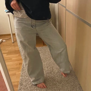 Vida ljusa jeans - Andvända 1 gång, sitter snyggt oversize passar alla från 36-42 beroende på passform, frakt tillkommer ❤️