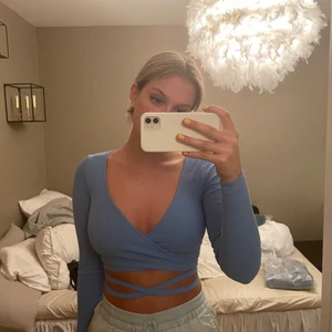 Blå topp - Säljer helt ny blå knyttopp från MOTEL då den är för liten för mig, storlek 36 helt ny med prislappar på o g aldrig använd bara testad. Nypris 380kr Pris kan diskuteras vid köp. Obs! Går att knyta finare i bak men gjorde de snabbt för bildens skull❤️❤️ 