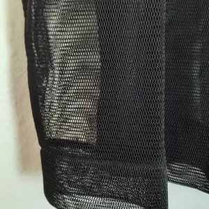 En svart see-through nät-hoodie, aldrig använd, djupsvart (ej blå som den framträder på sista bilden). Avsiktligt bred i modellen. Hund finns i hemmet. Tar swish.