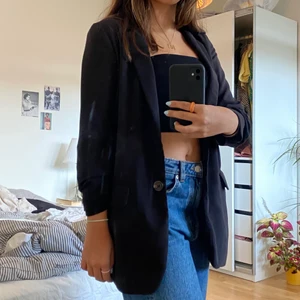 Svart figursydd loose kavaj  - Kavaj från hm i strl 34. Är figur sydd o har sudda uppkavlade armar, men är ändå i en ”loosefit”. Väldigt skön och inte ”stel” kavaj. Jag är 163 cm och bär oftast XS/S