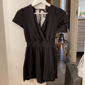 Jumpsuit  - Svart jumpsuit. Strl. XXS. Köparen står för frakt. Katt finns i hemmet 