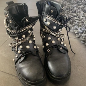 Zara boots med nitar - Säljer mina svarta nitarboots ifrån zara. De är använda en del. Lite skråmor fram på högerfoten + några nitar har lossnat. Men annars jättefina. Nypris 1000kr. Äkta läder!!