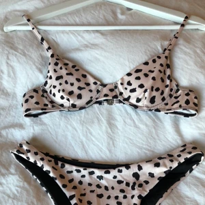 Bikiniset  - Säljer ett jätte fint bikiniset då det tyvärr inte var min stil. Det är i storlek S men bikiniöverdelen skulle jag nog säga är XS. Det är aldrig använt och hygienplasten i underdelen sitter kvar. Underdelen är aldrig heller testad utan någonting under.😍😍