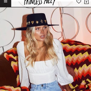 Princess Polly white crop top  - Säljer denna superfina Princess Polly toppen, den är aldrig använd och säljs på grund av att den tyvärr är för liten. Är perfekt till sommaren 