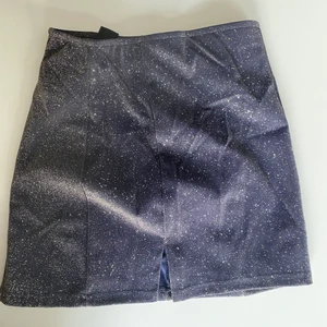 Glittrig kjol - Snygg glittrig/glammig/skimrig kjol från Urban Outfitters, har bara använt 1 gång