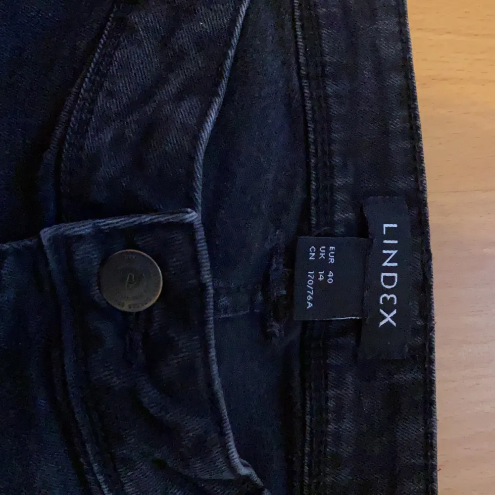Säljer ett par svarta jeans från Lindex i storlek 40 passar mer en 38. Dem är aldrig använda!. Säljer för 199kr plus frakt som köparen står för. Fråga om mer bilder/ info . Jeans & Byxor.