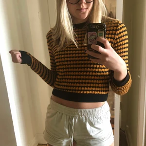 Långärmad stickad tröja - As najs långärmad tröja, luftig så passar perfekt nu till sommaren. Några få slitningar (trådar som sticker ut) därav det låga priset! ⭐️ 