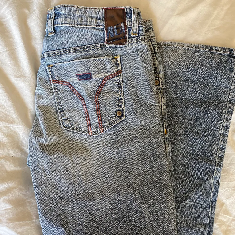 Säljer dessa lågmidjade jeans. Väldigt fint skick! Säljer pga att de är lite för små för mig. Buda gärna från 150kr. Jeans & Byxor.