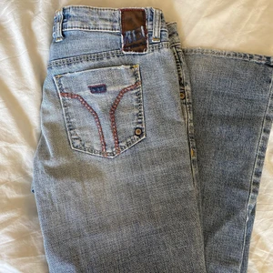 Jeans - Säljer dessa lågmidjade jeans. Väldigt fint skick! Säljer pga att de är lite för små för mig. Buda gärna från 150kr
