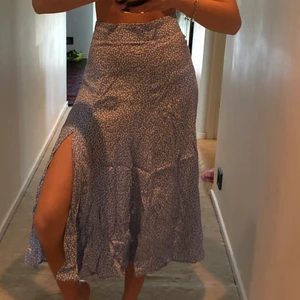 Blå sommar kjol - Super fin ljusblå sommar kjol med små vita blommor på sig. Använd fåtal gånger! Den har en fin slits på ena sidan.  Från hm i storlek 34. 