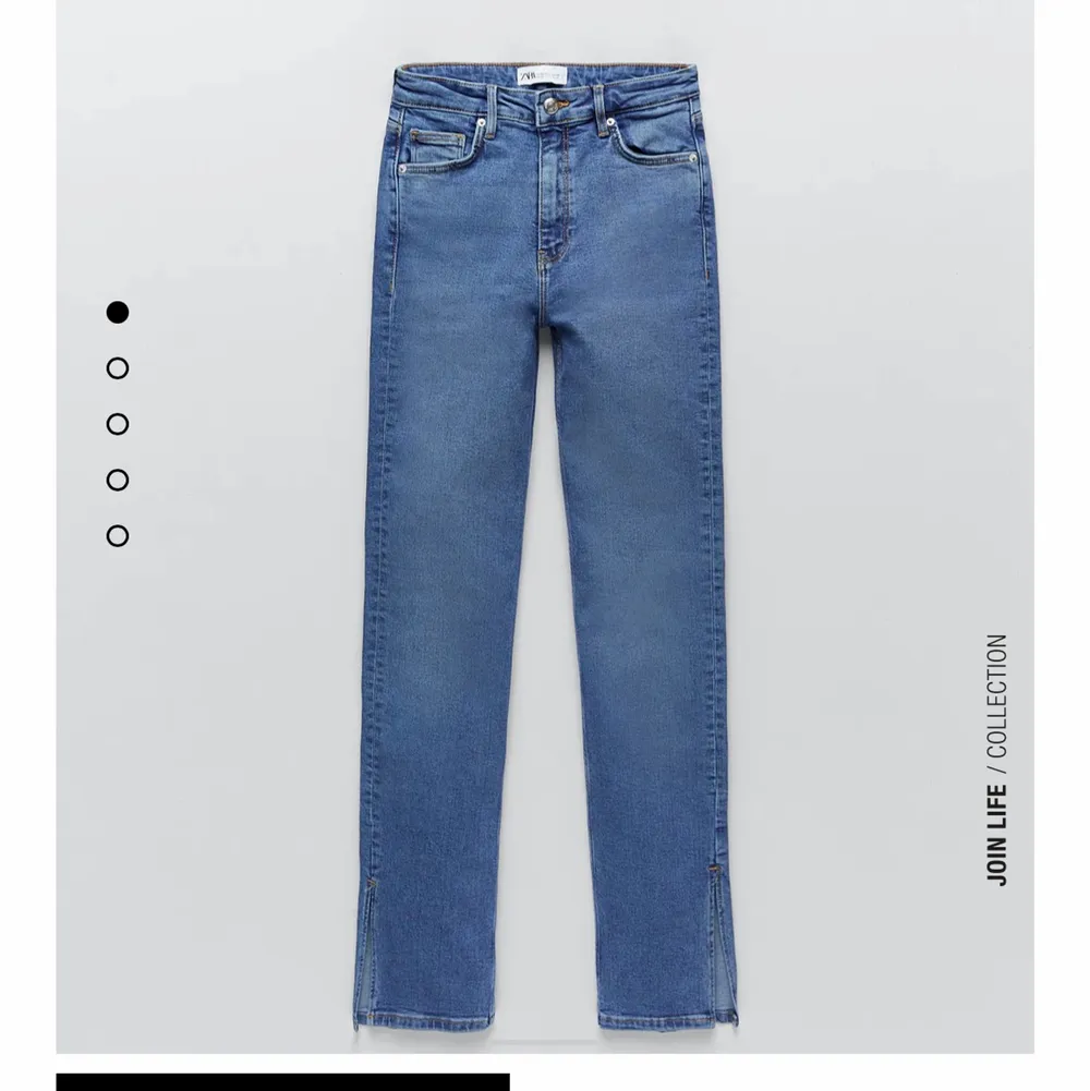 Säljer mina zara jeans med slit. Storlek 32. Säljer för att dem är för små. . Jeans & Byxor.