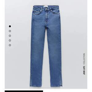 Säljer mina zara jeans med slit. Storlek 32. Säljer för att dem är för små. 
