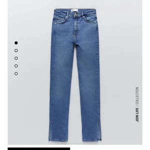 Slit zara jeans  - Säljer mina zara jeans med slit. Storlek 32. Säljer för att dem är för små. 
