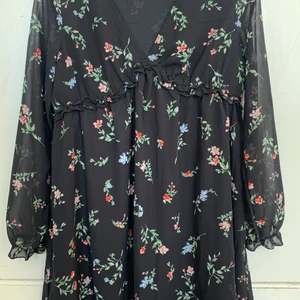 Klänning - Superfin klänning från hm, aldrig använd 