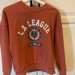 College tröja från Gina  - Orange college tröja från ginatricot i storlek m men passar dom med xs/s också 