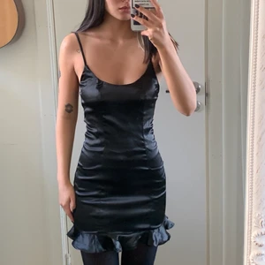 Svart sidenklänning - Denna är så snygg men kommer inte till använding. Helt ny. Aldrig använd. Har lagt upp annonsen på fler sidor så köp innan den säljs!!!