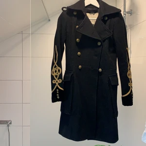 Ralph Lauren kappa - Denim & Supply. Ullkappa med fina sammetsärmar i gulddetaljer, unik och cool! 