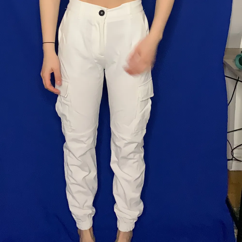 white cargo pants from Bershka. . Jeans & Byxor.