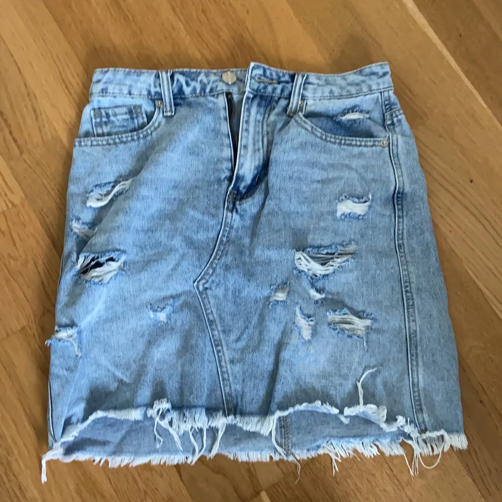 Så somrig jeans kjol från ett utländskt märke. Säljer då den är för stor för mig. Storlek 38! <3 Nyttskick . Kjolar.