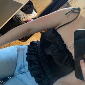 Zara volangtopp stl s - En svart volangtopp i silke med knytband i stl s från zara. Perfekt nu till sommarn💕🥰