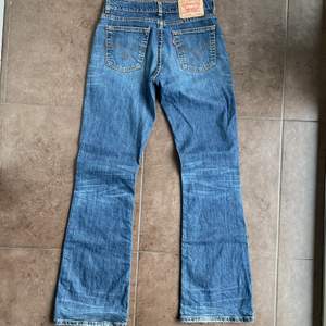 Lågmidjade Levis jeans. Storlek 29/34 men små i storleken, skulle mer säga storlek 25-26 i midjan. Hör av er vid frågor💕