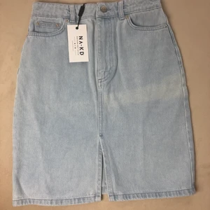 NY Högmidjad kjol ifrån nakd - Högmidjad kjol, aldrig använd då den är för liten pga viktuppgång. Normal i stl! 