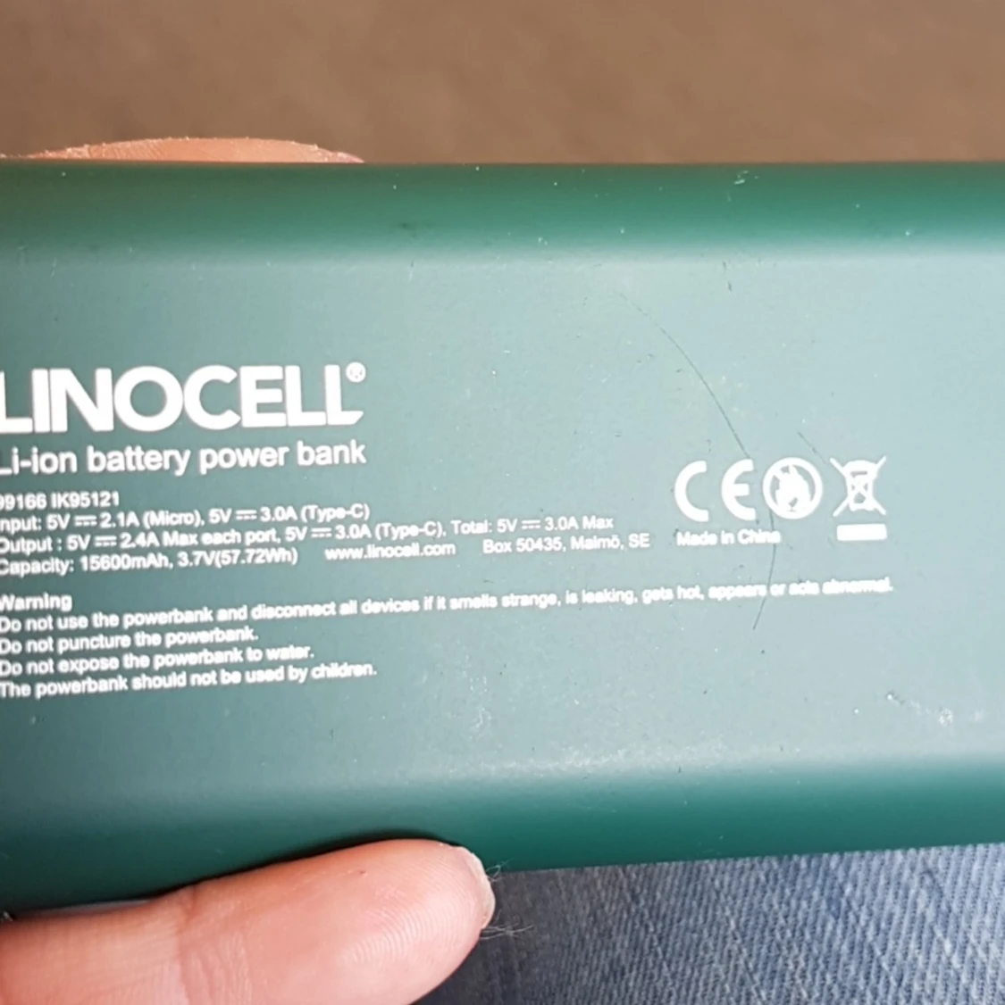 En Swedbank 12000 watt. Grön. Helt ny. Nike skor i strl 38. Använda 2 ggr.