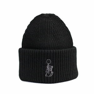 Mössa - Svart slutsåld mössa från juan carlos. Köpt för 350, knappt använd. Den är en kashmir och ullblandning