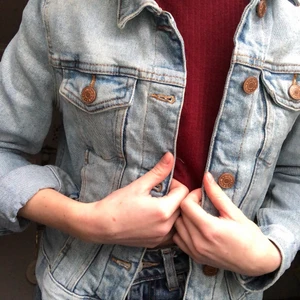 jeansjacka från monki - En jättefin jeansjacka från monki! jag köpte den för några år sedan men använder den inte så mycket längre så tror att någon annan skulle ha bättre användning av den