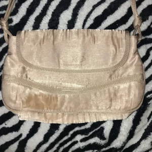 Gloria Ortiz minibag  - Vintage Gloria Ortiz handväska, den har ett märke som jag inte får bort tyvärr :( Annars super fin , buda i kommentarerna🤍