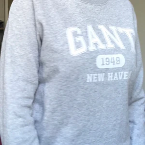 Gant - Säljer denna sköna tröja ifrån hänt, köptes för 900 och säljer den för 200, pris kan diskuteras, storlek S, hör av er vid frågor eller intresse!💓