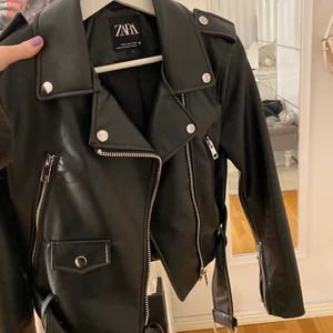 Skinnjacka  - Säljer min superfina skinnjacka från zara som knappt är använd och som helt ny! Säljer då den inte kommer till användning tyvärr💓💓 fler bilder går att fixa om det önskas<3 många som är intresserade så buda gärna!!