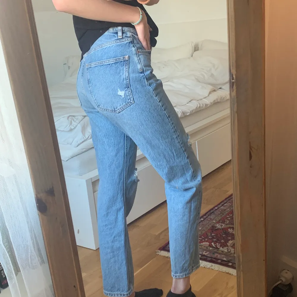 Jag säljer dessa jeansen som är från Zara i strl 36! Bara använda två gånger alltså är jeansen i ett väldigt bra skick! Om de är fler intresserade blir det budgivning💖. Jeans & Byxor.