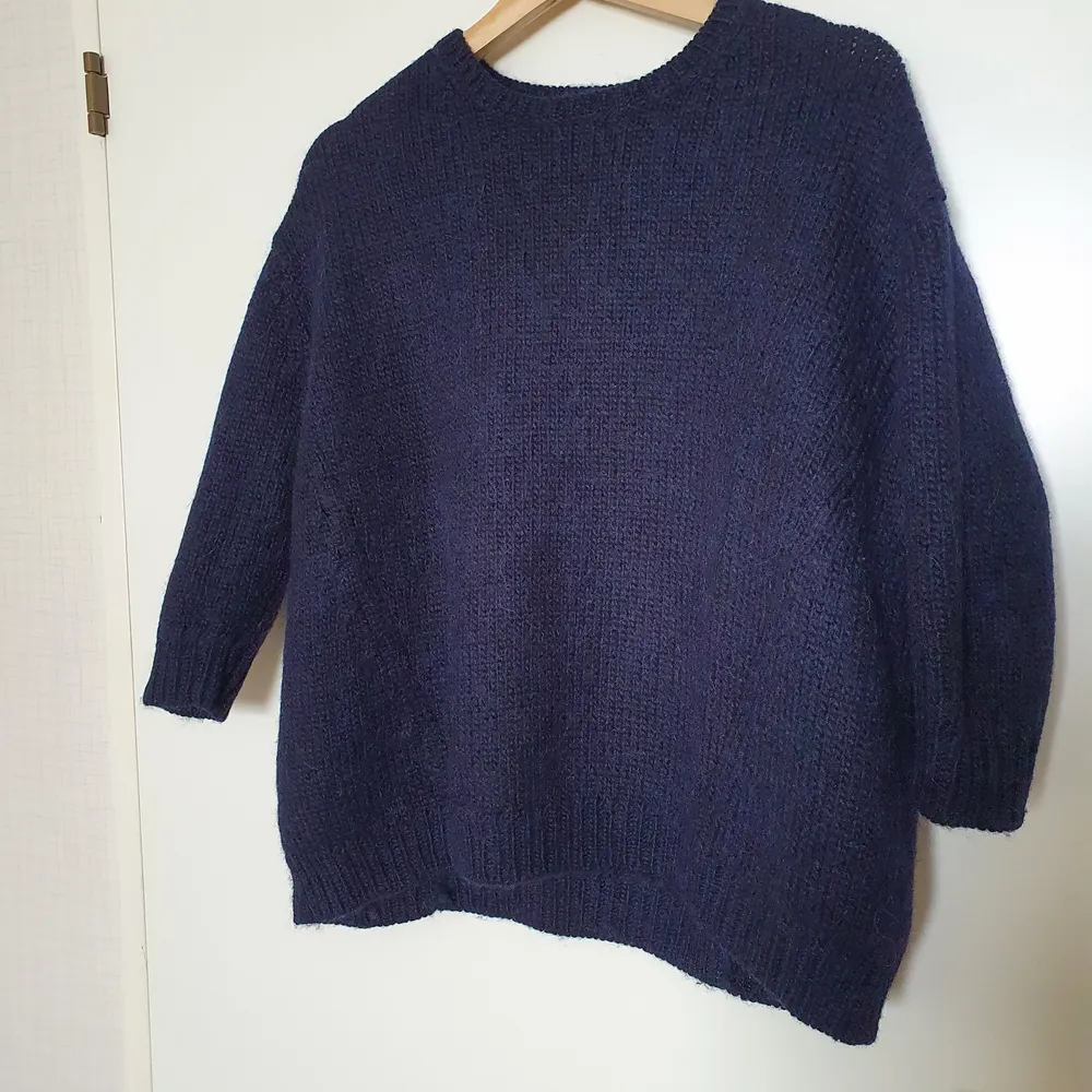 Blue sweater with shorter sleeves from Mango . Stickat.