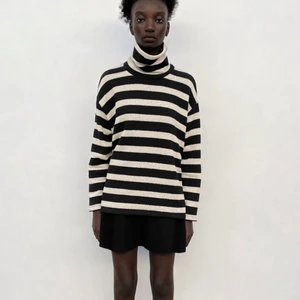 Randig polotröja  - Randig superfin och skön tröja från Zara. Väldigt sparsamt använd så bra skick. Säljer för att den inte kommer till användning. Storlek Small, lite oversized.🧡🧡