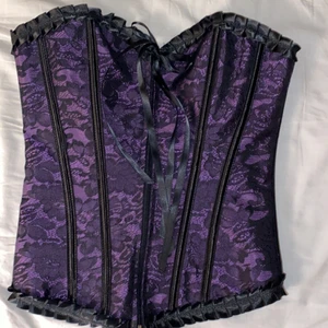 Korsett - Lila korsett i svart spets med dragkedja på framsidan, storlek xs 