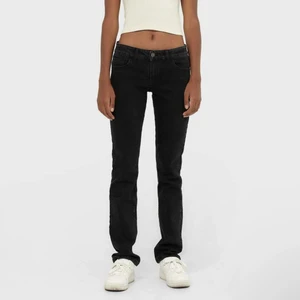 Låga jeans - Säljer mina lågmidjade jeans från stradivarius/ Zalando som är i nyskick. Slutsålda i de flesta storlekarna och väldigt populära. Har de i storlek 36 men skulle säga att de även 34. Skriv om intresserade, kan skicka fler bilder då.💞 kan mötas upp i Stockholm annars står köparen för frakten.