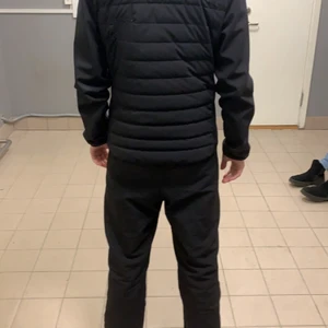 Sail racing vårjacka - Hej jag säljer min gamla vårjacka. Ganska använd. Säljer den för billigt pris. Sydd där bak vid ryggen men syns knappt. Tar emot seriösa köpare. Storlek S. 