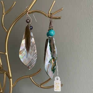 Örhängen - Oanvända örhängen av äkta pärlemor direkt från Desert Design därav helt i nyskick! Priset gäller för en men om man vill ha båda kan man få de för 170 kr:)