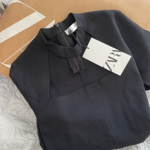 Zara topp - Säljer denna jätte söta zara toppen i storlek S. Är helt ny med prislapp och allt kvar!✅