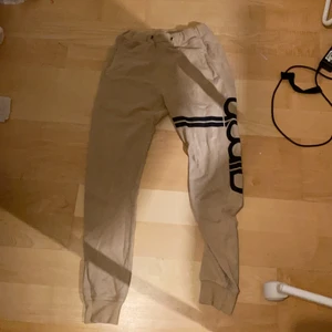 Byxor  - Bräsch mjukisbyxor . Användt 1 gång ❤️