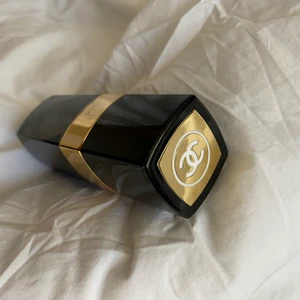 Chanel parfym - Säljer då den inte kommer till användning. Använd ca 2 gånger så det är nästan 50ml kvar💕 några små märken finns på den 