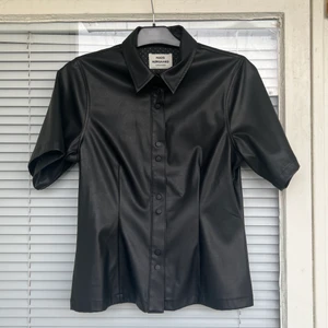 Mads Norgaard Blus  - Superfin och helt oanvänd topp från Mads Noorgard, modellen heter ”Shila”. Strl: S. 