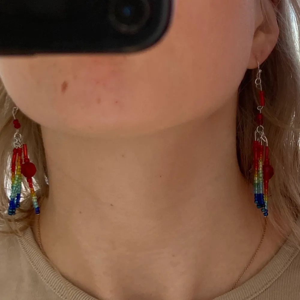 Färgglada örhängen med stor röd pärla. Accessoarer.