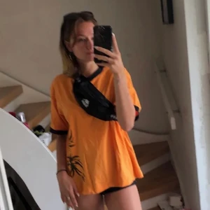 Tröja - Min syrra köpte denna på secondhand, men den kommer inte till användning längre. Supersnygg att ha på sommaren med ett par cykeltights eller ha den knyten. 