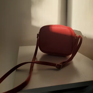 Röd shoulderbag - Fin väska till att matcha sina färgade outfits! Så gullug och bra kvalité. 
