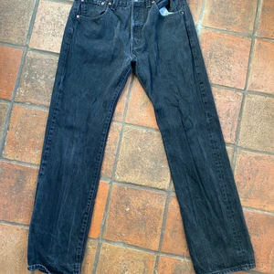 Levis 501 oanvända W34 L34 - Levis 501 i oanvänt skick, har aldrig använt de. W34 L34 Kontakta mig om du har några mer frågor! :D