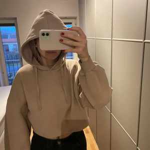 Croppad hoodie - En jättemysig croppad hoodie från Gina Tricot. Strlk XS. Priset är inklusive frakt!!!